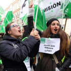 Protesta ante la sede de la Consejería de Sanidad por la supresión de las oposiciones de Enfermería
