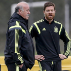 El entrenador de la selección española Vicente del Bosque conversa con Xabi Alonso.