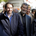 El secretario general de Podemos, Pablo Iglesias (2i), junto al exjefe del Estado Mayor de la Defensa José Julio Rodríguez (2d) a su llegada a un almuerzo informativo organizado por el Foro ABC-Deloitte hoy en Madrid.