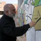 El muralista e ilustrador Manuel Sierra, en plena faena