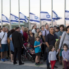 Cientos de israelís esperan en la calle para despedir a Shimon Peres, en Jerusalén.