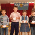 La directora provincial de la Once, junto a los ganadores y su tutora.