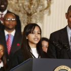 Obama escucha a la joven Kiara Molina, de Harlem, que ha sido la encargada de presentarle en el acto para dar a conocer el plan 'Zonas Promesa', este jueves en Washington.