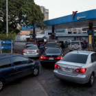 Vehículos hacen cola para abastecerse de gasolina, en una estación de servicio de Caracas, el 17 de febrero.