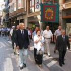 Un momento de la procesión de los socios del hogar por las calles