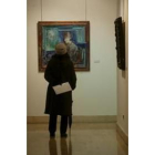 Una visitante observa una obra de Ransa en la Casa de las Carnicerías