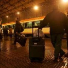 Viajeros ante un tren en la estación de León, en una imagen de archivo