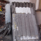 Restos de uralita con amianto hallados por la Guardia Civil tras ser retirados de una obra en León. DL