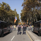 Mossos dEsquadra vigilan la concentración ante ls puertas de la Ciutadella.