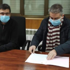 El alcalde de Torre y el director de Asprona, en la firma. DL
