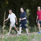 Caminata del presidente del Gobierno en funciones, Mariano Rajoy, acompañado por José Benito Suárez (izquierda), marido de Ana Pastor, y el vicepresidente de la Xunta de Galicia, Alfonso Rueda, por la 'Ruta da Pedra e da Auga', en Ppontevedra.