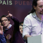 El secretario político de Podemos, Íñigo Errejón (2i), conversa con Eduardo Maura, de la confederación Podemos-En Comú Podem-En Marea, mientras el secretario general del partido, Pablo Iglesias (d), se dispone a pronunciar su discurso.