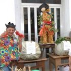Uno de los puestos de la feria de Villares muestra una simpática mascota