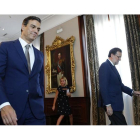 El presidente del PP y del Gobierno en funciones, Mariano Rajoy, y el secretario general del PSOE, Pedro Sánchez, a su llegada a la reunión que han mantenido este mediodía, en la que el líder de los socialistas ha reiterado su negativa a la investidura.