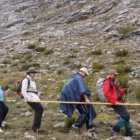 Varios miembros del club utilizan la barra direccional en una de sus salidas a la montaña.