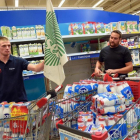 Protesta de ganaderos franceses contra Lactalis en un supermercado.