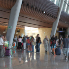 Usuarios del aeropuerto de León hacen cola en los mostradores de facturación este verano.