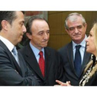 El consejero Álvarez Guisasola, junto a la ministra de Sanidad, Trinidad Jiménez, ayer en Madrid.