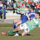 Uxío, que realizó un trabajo de contención espléndido en su debut como titular ante su afición, corta la penetración de un jugador del equipo navarro. JESÚS F. SALVADORES