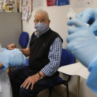 Los mayores de 75 años recibirán una vacuna específica de alta carga contra la gripe. FERNANDO OTERO