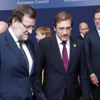 Mariano Rajoy conversa con el primer ministro portugués, Pedro Passos Coelho.