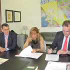 Isabel Carrasco firma con Iberdrola el convenio de cesión.