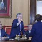 El alcalde, Emilio Gutiérrez, sacó una de las bolas para la elección de mesas electorales.
