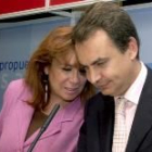 Zapatero, ayer, con Cristina Narbona durante la presentación del plan para abaratar la vivienda