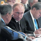 El presidente Putin consulta con su ministro de Asuntos Exteriores durante una cumbre en Dushanbé, ayer.
