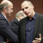 De Guindos conversa con el ministro griego Varoufakis.