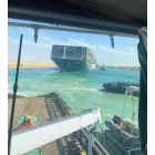El mega portacontenedores, navegando ayer ya por el Canal de Suez una vez desencallado. EFE