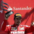 Alonso celebra su tercer puesto en el circuito británico.