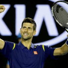 Novak Djokovic celebra su victoria ante el japonés Kei Nishikori en su partido de cuartos.