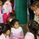 Isabel Carrasco repartió huevos de pascua entre los niños del colegio Virgen del Camino
