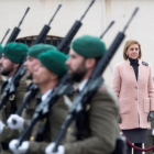 La ministra de Defensa, María Dolores de Cospedal, pasa revista en el cuartel del Bruc.