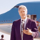 Bill Clinton, frente al Air Force One.