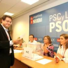 El flamante nuevo secretario autonómico socialista, ante la urna