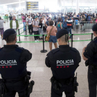 Control de los accesos a las puertas de embarque en El Prat. GARCÍA