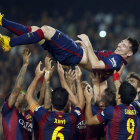 Messi es manteado tras convertirse en el máximo goleador de la historia de la Liga al superar a Zarra