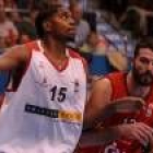 Rick Hughes, con la camiseta del Murcia, pugna con Rafa Vidaurreta