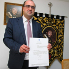 El mayordomo de la Hermandad de Jesús Nazareno de Ponferrada, Marco Antonio Morala, enseña el documento expedido por el Rey Felipe VI que concede el título de 'Real' a la cofradía