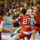 Juanjo Fernández busca la portería del Dinamo durante el partido disputado ayer. FERNANDO OTERO
