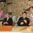 Eumenia Rodríguez y Dolores de Luis, de Torneros, enseñan a tejer el centeno en Villar del Monte.