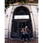 Entrada principal de la sede de Caja Duero en la plaza del Ayuntamiento de Valencia.