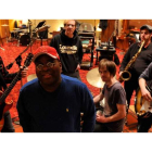 En el centro, Barry White, conocido artísticamente como Barrence Whitfield, con los integrantes del grupo The Savage.