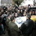 Blanca Fernández Ochoa y su marido en el funeral de su hermano