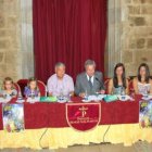 El presidente de la Casa de Asturias con las xanas.