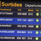 Vuelos cancelados de Ryanair en una pantalla en el aeropuerto de Barcelona-El Prat.
