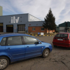 Vehículos pasan la inspección técina en el polígono de Onzonilla en León.