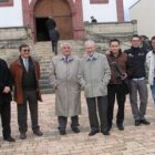Integrantes de la plantilla de Cosmos con su máximo directivo, Pampillón, ayer en Toral.